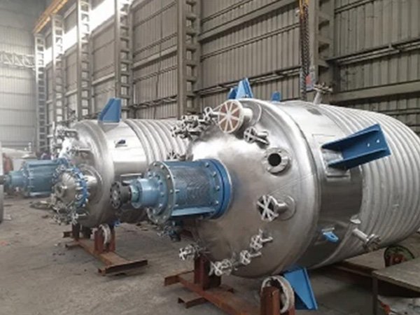 Reactor Failures in Hot Caustic Service